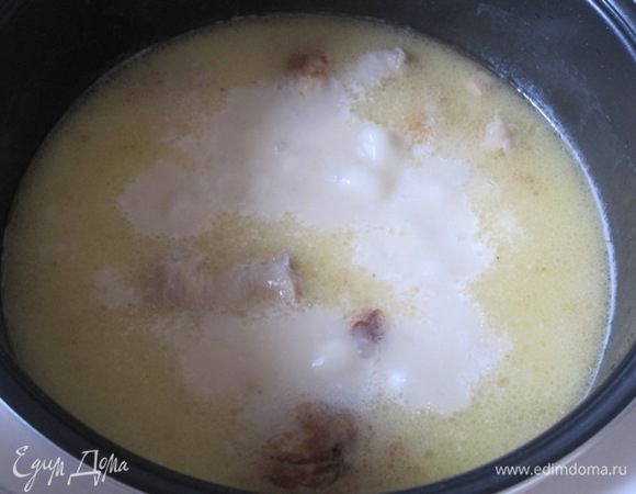 Влить 1,5 литра горячей воды, посолить, поперчить. Готовить 40 минут на программе "Суп".