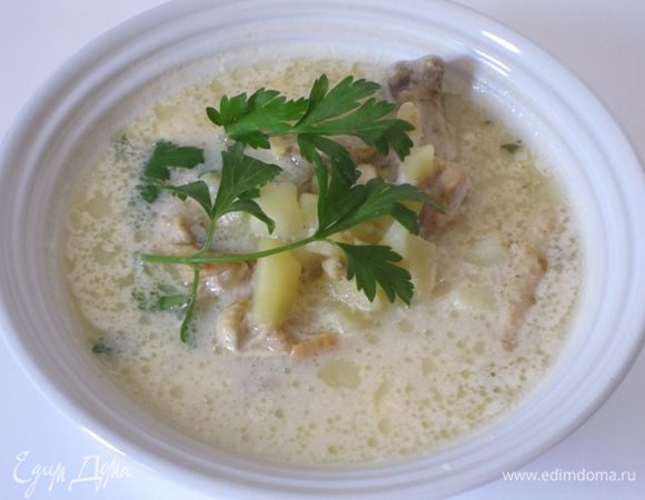 Добавить измельченный чеснок. Дать настояться 15 минут под закрытой крышкой мультиварки. Разлить по тарелкам, украсить зеленью.