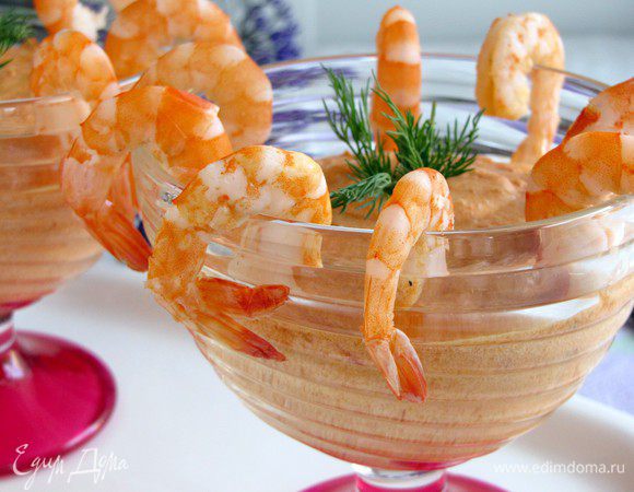 Разложить томатный дип в бокалы для мартини или в креманки. Повесить креветки на края за хвостики и сразу же подавать.