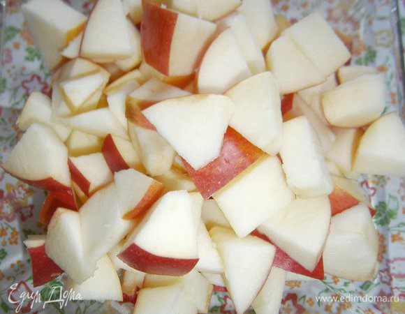 Яблоки очистить от сердцевины и нарезать крупными кубиками. 