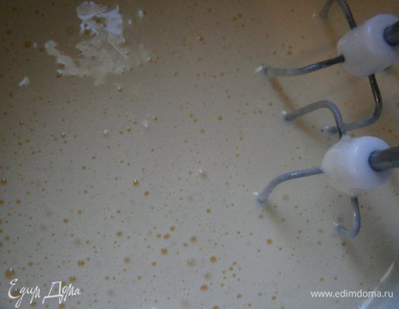 Яйца взбить с сахаром, солью и ванильным сахаром в пышную пену.