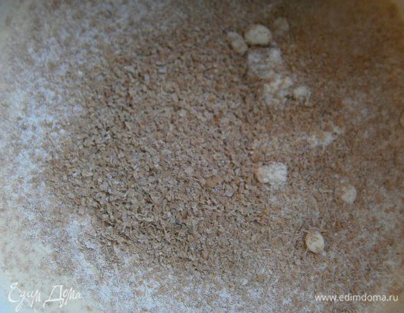 Затем всыпать просеянную муку с разрыхлителем и пшеничными отрубями. Взбить миксером до однородности.