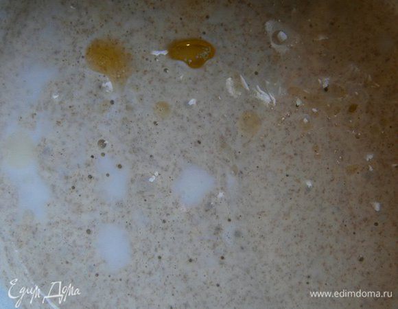 Влить молоко, кукурузное масло, перемешать.