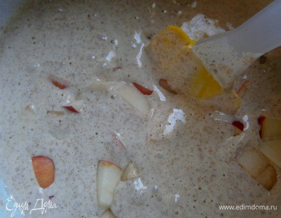 Добавить нарезанные яблоки, перемешать.