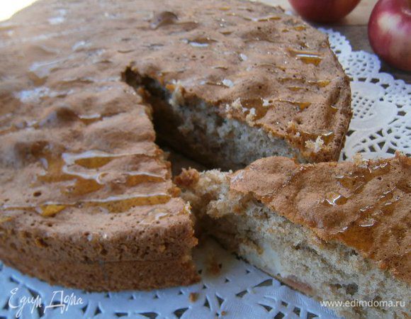 Перед подачей полить пирог жидким мёдом.
