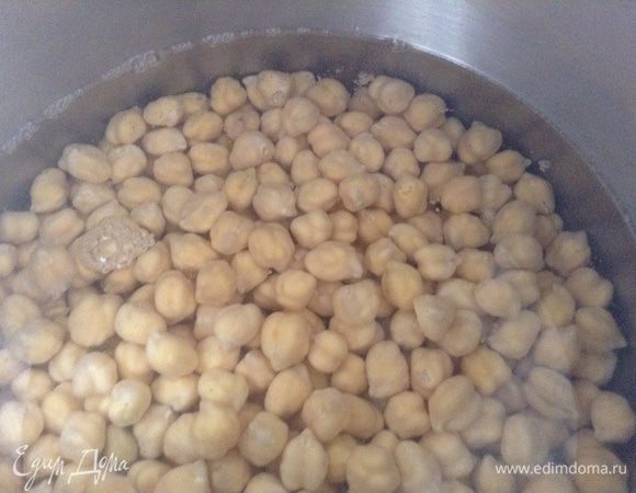 Слить воду, налить новую и варить 1 час (дать закипеть, убавить огонь до мин).