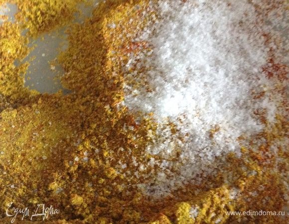 В одной тарелке смешать паприку, карри, перец и соль.