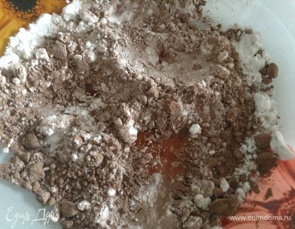 В второй смешать пудру и какао.