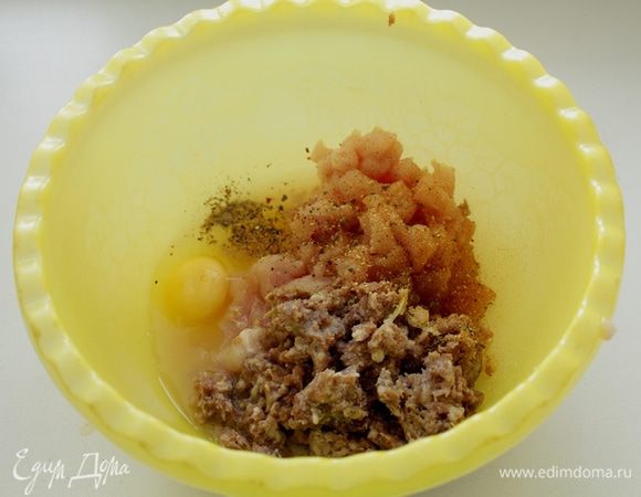 Порезать мелкими кусочками грудку, бекон, добавить фарш и все остальное, перемешать.