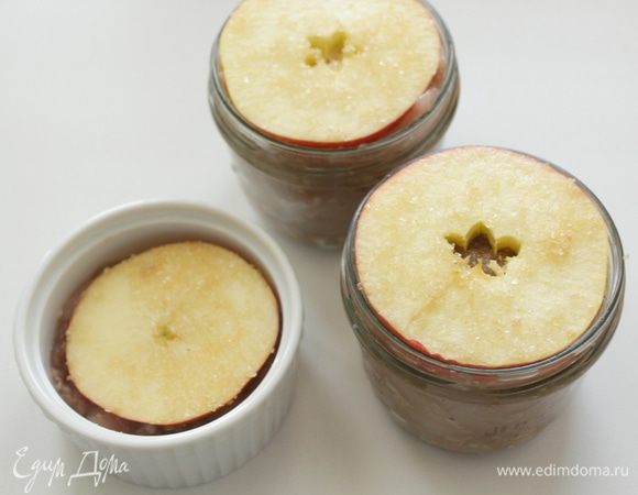 Яблоко нарезать кружком, обмакнуть в сахаре с обеих сторон и положить сверху.