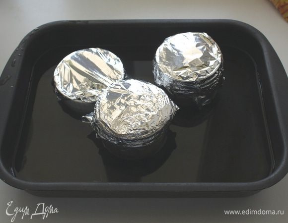 Банки накрыть фольгой, поставить в форму с горячей водой,  и отправить в духовку, заранее разогретую до 180-200 градусов на 45 минут. 