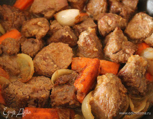 Влить вино и упарить на 2/3