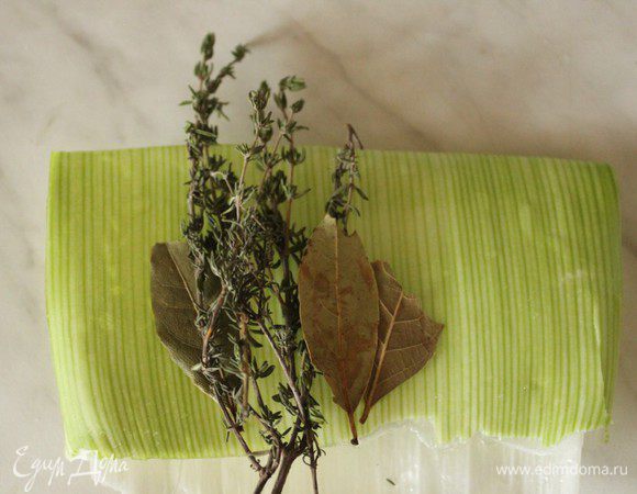 Сделать букет гарни. Подробнее о букете гарни можно почитать здесь http://www.edimdoma.ru/club/posts/3287