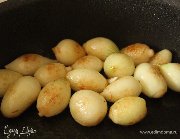 Луковички очистить и обжарить на оставшемся сливочном масле до золотистого цвета. Переложить на тарелку.