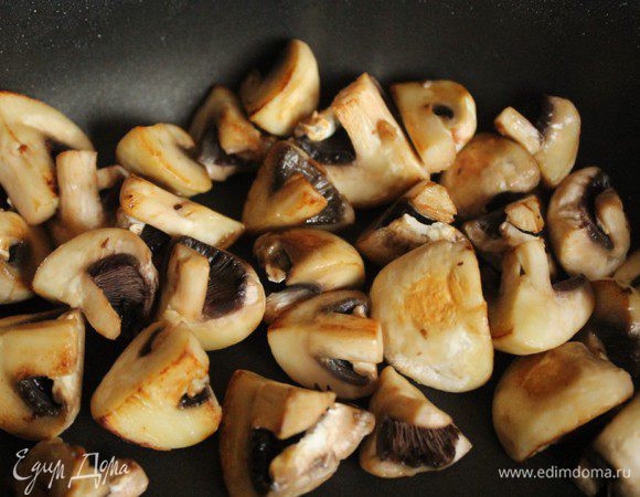 На этом же масле обжарить шампиньоны.