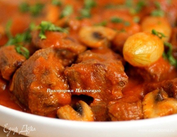 Залить соусом мясо с грибами, приправить перцем и тушить на слабом огне еще 25-30 минут. При подаче посыпать рубленной петрушкой и полить лимонным соком (по желанию)