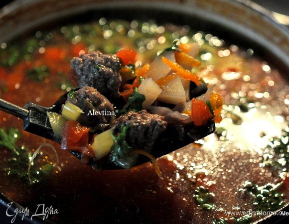 Добавим бульон, соль, томатную пасту, томаты в банке,порезанные, лавровый лист и тушим 30 мин. Затем порубленный лук, морковь на терке, порубленный сельдерей и очищенный и порезанный картофель. Тушим еще 15 мин. После капусту и фрикадельки тушим 15 мин. Петрушку порезанную добавляем в конце готовки.