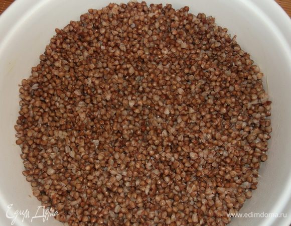 Отвариваем гречку, как всегда варите на гарнир, с солью и маслом сливочным. Выкладываем в смазанную форму половинау гречки