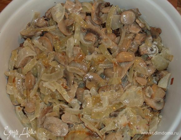 Обжариваем в масле нарезанный лук и грибы (если с мясом, то добавляем порезанное мясо), добавляем сметану и тушим несколько минут, выкладываем на гречку.