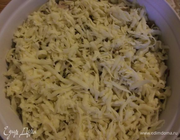 Сверху тёртый сыр.