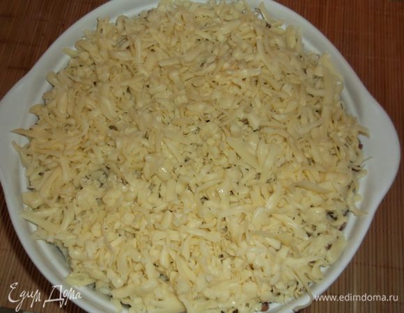 Далее выкладываем оставшуюся гречку, сметану смешиваем с яйцами и заливаем запеканку этой смесью, сверху посыпаем сыром.