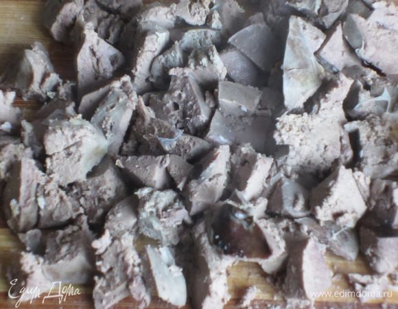 Начинка: Куриную печень отварить в кипящей воде  10 минут. Куриную печень и лук мелко нарезать, орехи порубить.