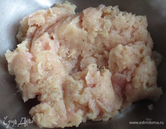 Куриное филе измельчить блендером или мясорубкой. Добавить соль, перец, майоран, пармезан и хорошо перемешать.