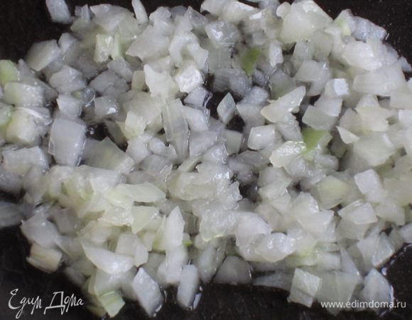 В сковороде разогреть оливковое масло и обжарить лук до мягкости.