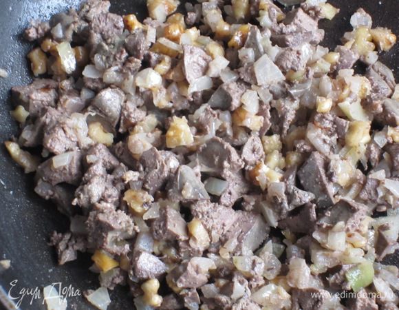 Добавить  куриную печень, орехи и прогреть несколько минут на среднем огне. Посолить.