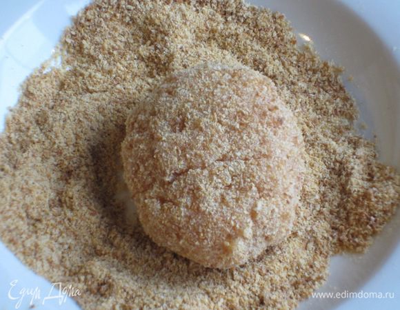 ....сформировать зразы и oбвалять в панировочных сухарях.  