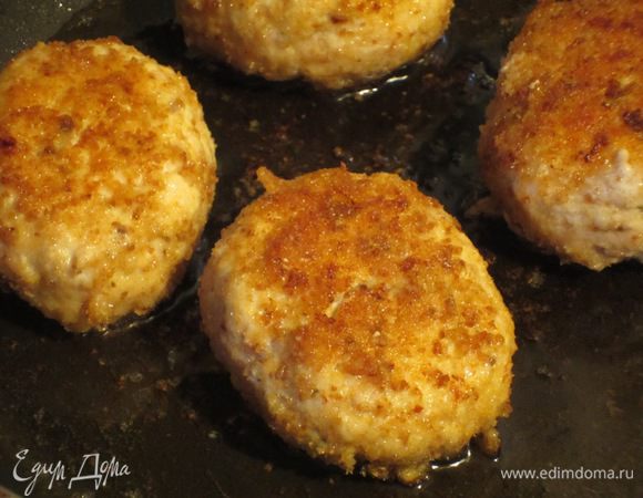 Oбжарить с 2-х сторон до золотистого цвета.