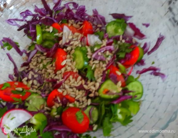 Режим все овощи в глубокую миску и посыпаем семечками.