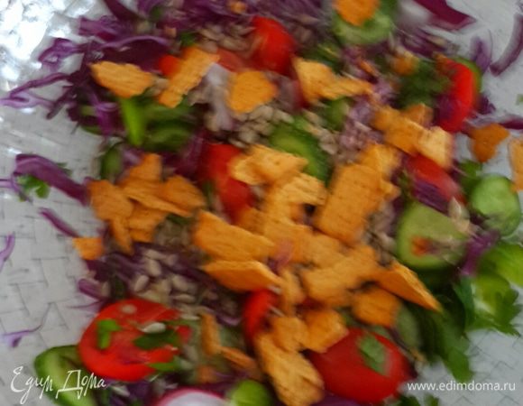 Руками ломаем крекер. Я взяла крекер с ароматом помидоров, но можно добавить и сухарики.