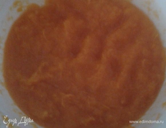 Засыпать сахар, помять руками, чтоб тыква пустила сок. Оставить минут на 10. 