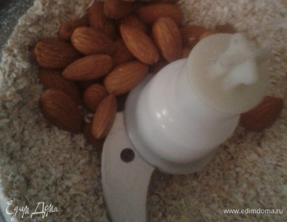 Овсяные хлопья измельчить,  затем в чашу измельчителя  добавить миндальный  орех и прокрутить еще немного, орех не должен быть очень мелким.  Муку просеять, овсяные хлопья соединить с мукой и разрыхлителем, добавить ванильный сахар, корицу.  В тыкву добавить растительное масло и перемешать с сухими ингредиентами. Чайную ложку соды погасить яблочным уксусом, вылить в тесто и хорошо перемешать ложкой. 