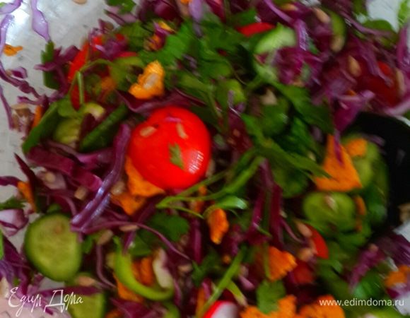 Солим и перчим.... мешаем и вливаем оливковое масло. 