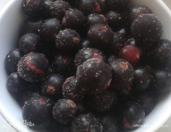 Половину отмеренной смородины добавить в тесто.