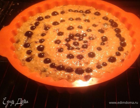 Подготовить форму, при необходимости смазываем растительным маслом. Выливаем тесто. Тесто должно получится консистенции густой сметаны. Сверху выкладываем оставшуюся смородину.