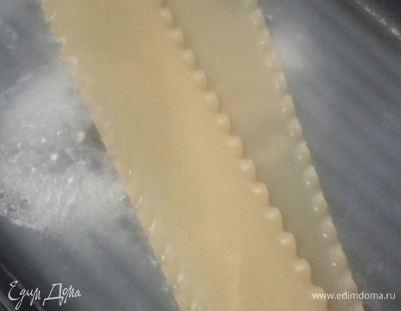 Листы лазаньи отварить в подсоленной воде около 20 минут.