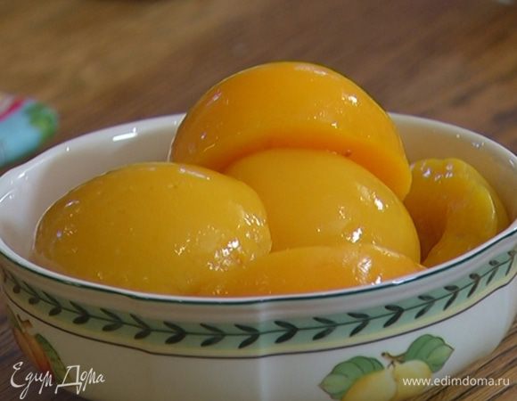 Персики вынуть из банки, сохранив жидкость.