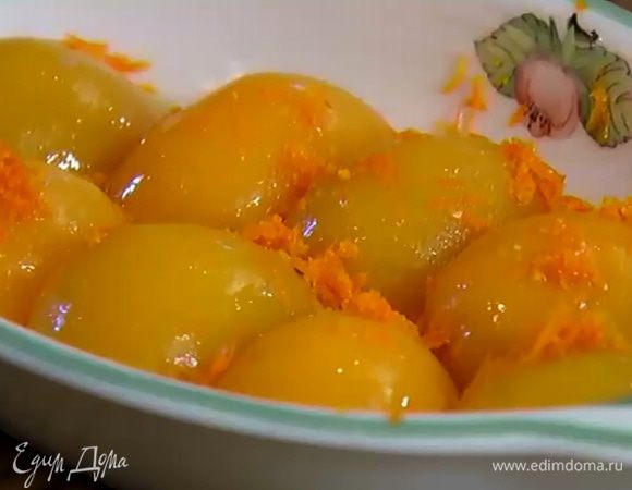 Полить персики 2 ст. ложками апельсинового сока, посыпать натертой цедрой.