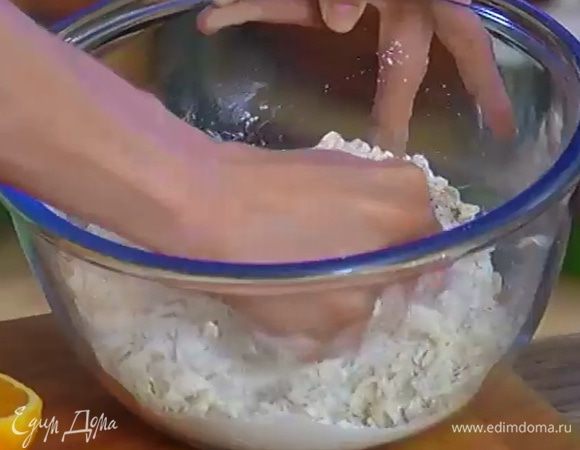 Муку перемешать с овсяными хлопьями, посолить, добавить натертое масло и растереть все руками в мелкую крошку.