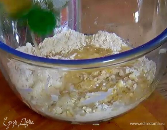 В мучную крошку влить 2–3 ст. ложки жидкости от персиков, 3 ст. ложки апельсинового сока, сироп агавы и быстро все вымешать.