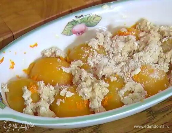 Выложить тесто на персики и выпекать в разогретой духовке 25–30 минут.