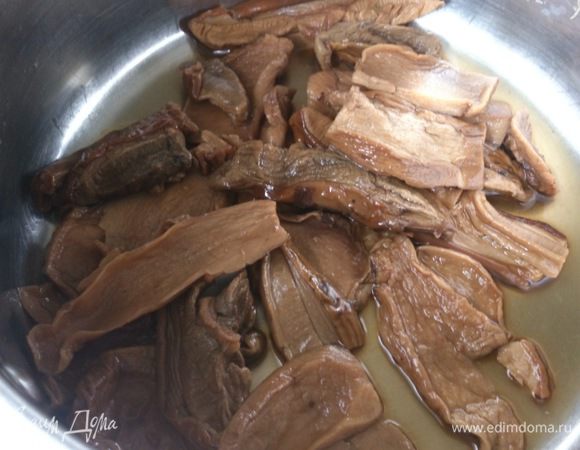 Сушеные грибы залить холодной водой и оставить на 1 час. Отварить в этой же воде 30 минут. Если используете свежие или замороженные грибы, нужно взять 300 грамм порезать небольшими кусочками и отварить. Грибы вынуть шумовкой и долить в кастрюлю кипящей воды до объема 3 литра.