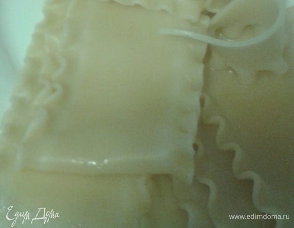 У меня были длинные листы, для себя я нашла способ, отварив их в сковородке, но можно взять кастрюлю побольше окунуть одной стороной, дождаться пока край станет мягким, затем окунуть всю полоску лазаньи в кипящую воду.