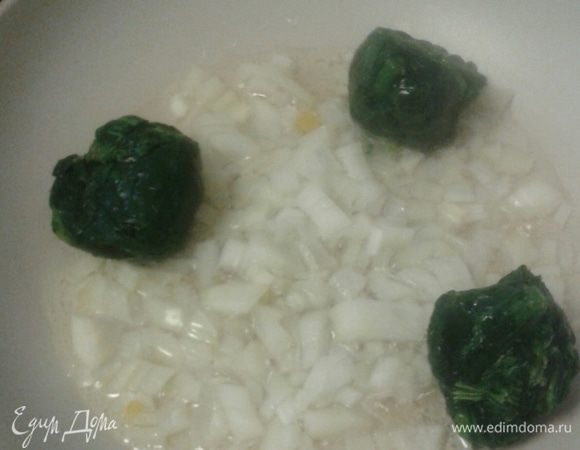 Шпинат обжарить с половинкой лука (шпинат буквально - прогреть! Как только он разморозится на сковородке - он уже готов), приправить мускатным орехом, солью, перцем.