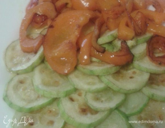 Кабачок, очистить, нарезать кольцами, обжарить с каждой стороны по 2 минуты. Перец очистить от семян, нарезать полосками, затем также обжарить.