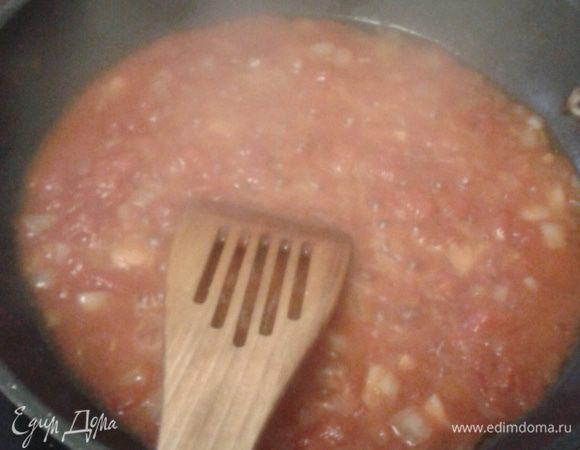Вторую половинку лука пассеруем на масле оставшегося от обжарки овощей, добавляем резанные, консервированные помидоры без кожи, томатную пасту, чеснок, и щепотку сахара, готовим при слабом огне 7-10 минут, солим, перчим - соус готов!