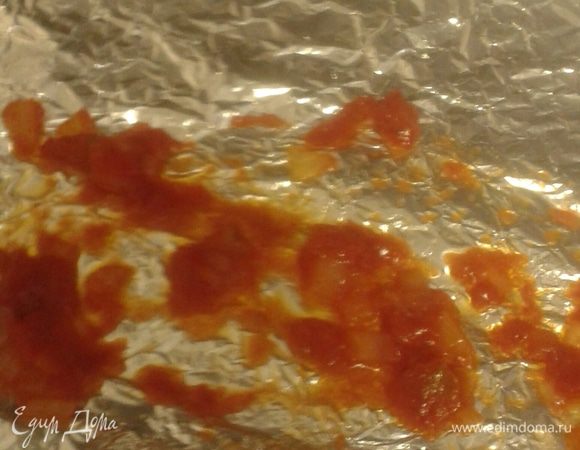 На дно жаропрочной формы выкладываем немного томатного соуса и закрываем одной третьей лазаньи.